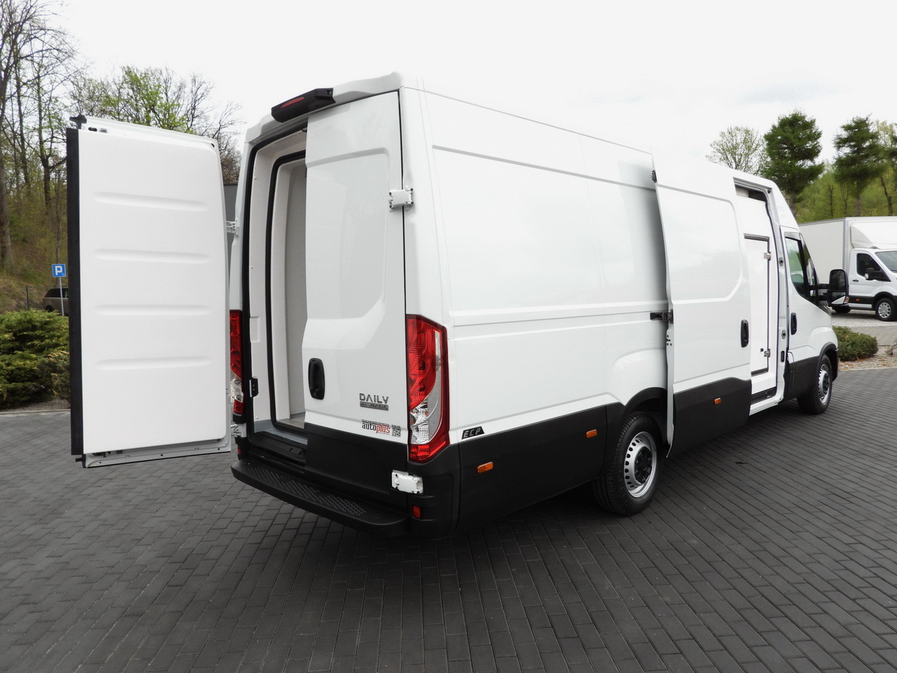 IVECO DAILY 35S14 REFRIGERATOR VAN 0*C POWER SUPPLY 230V CRUISE CONTROL AUTOMATIC TRANSMISSION HI-MATIC AIR CONDITIONING 140HP - Frigorifik kamyonet: fotoğraf 3 IVECO DAILY 35S14 REFRIGERATOR VAN 0*C POWER SUPPLY 230V CRUISE CONTROL AUTOMATIC TRANSMISSION HI-MATIC AIR CONDITIONING 140HP - Frigorifik kamyonet: fotoğraf 3