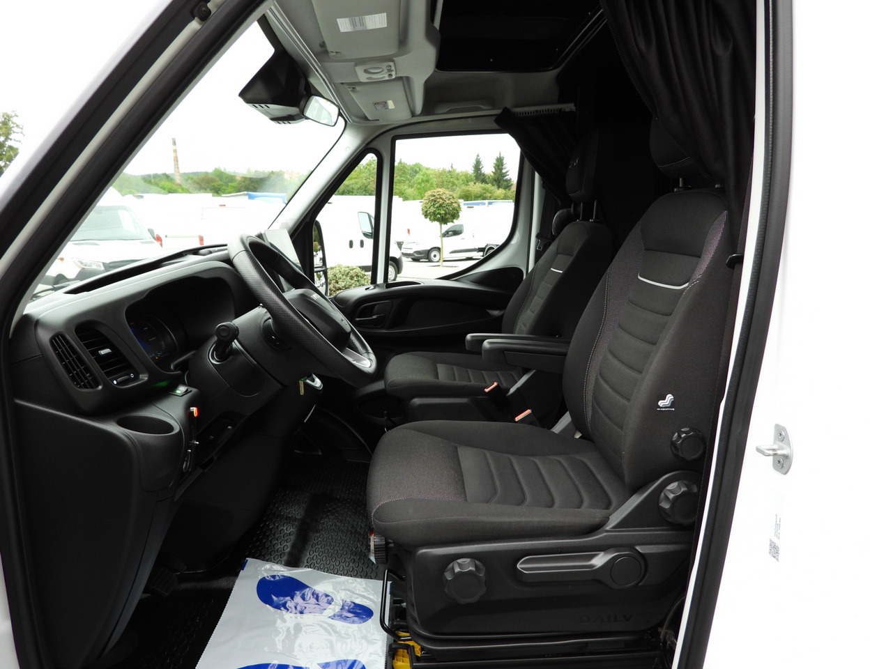 Kapalı kasa kamyonet IVECO DAILY 35S18 BOX HI-MATIC LIFT 8 PALLETS CRUISE CONTROL NAVIGATION LED LIGHTS PNEUMATICS AUTOMATIC TRANSMISSION HI-MATIC AIR CONDITIONING  180HP: fotoğraf 35 Kapalı kasa kamyonet IVECO DAILY 35S18 BOX HI-MATIC LIFT 8 PALLETS CRUISE CONTROL NAVIGATION LED LIGHTS PNEUMATICS AUTOMATIC TRANSMISSION HI-MATIC AIR CONDITIONING  180HP: fotoğraf 35