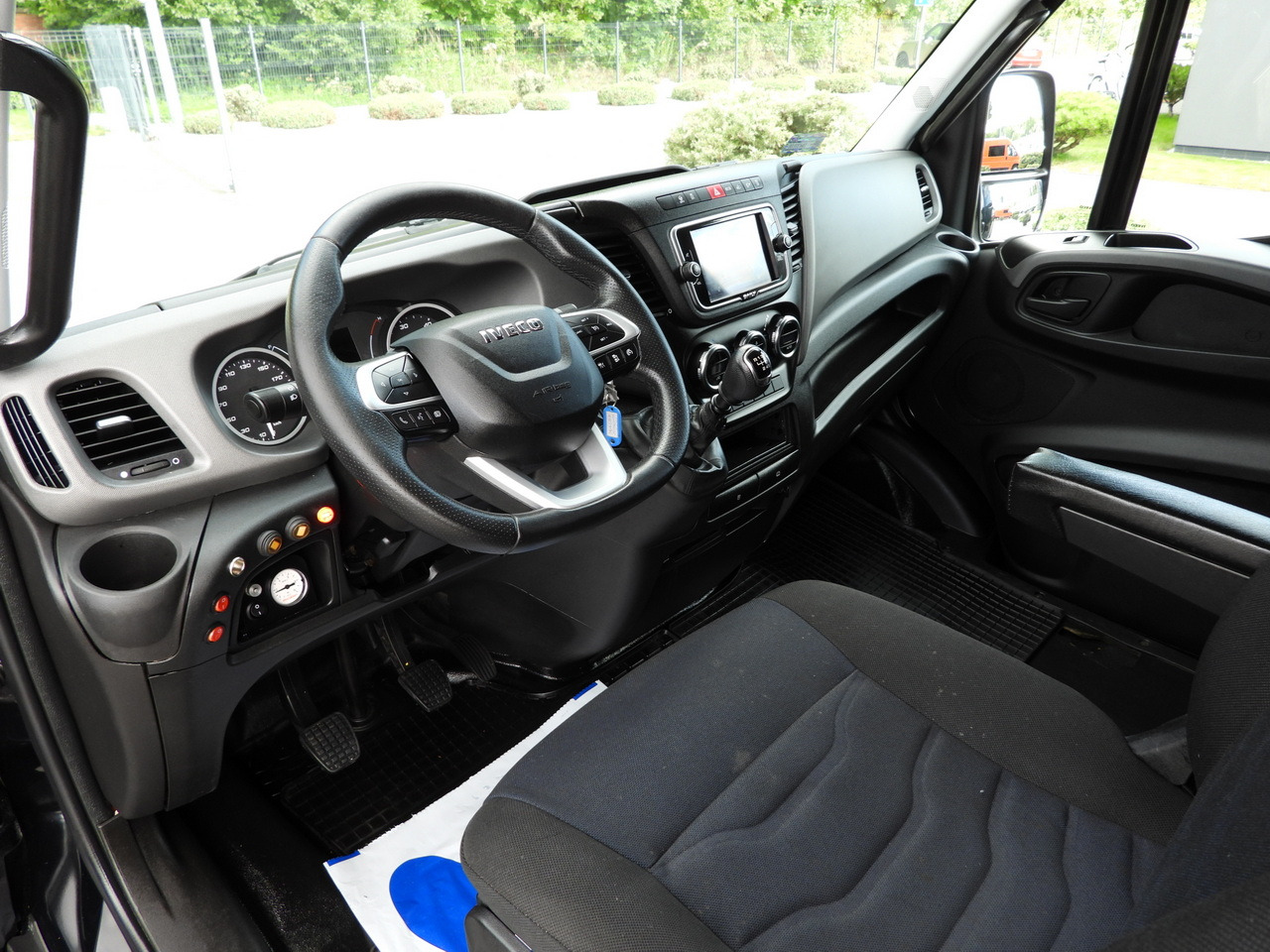 IVECO DAILY 35S18 BOX LIFT 8 PALLETS WEBASTO CRUISE CONTROL NAVIGATION LED LIGHTS PNEUMATICS AIR CONDITIONING 180HP - Kapalı kasa kamyonet: fotoğraf 2 IVECO DAILY 35S18 BOX LIFT 8 PALLETS WEBASTO CRUISE CONTROL NAVIGATION LED LIGHTS PNEUMATICS AIR CONDITIONING 180HP - Kapalı kasa kamyonet: fotoğraf 2