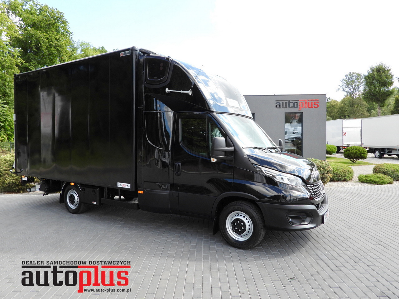 IVECO DAILY 35S18 BOX LIFT 8 PALLETS WEBASTO CRUISE CONTROL NAVIGATION LED LIGHTS PNEUMATICS AIR CONDITIONING 180HP - Kapalı kasa kamyonet: fotoğraf 1 IVECO DAILY 35S18 BOX LIFT 8 PALLETS WEBASTO CRUISE CONTROL NAVIGATION LED LIGHTS PNEUMATICS AIR CONDITIONING 180HP - Kapalı kasa kamyonet: fotoğraf 1