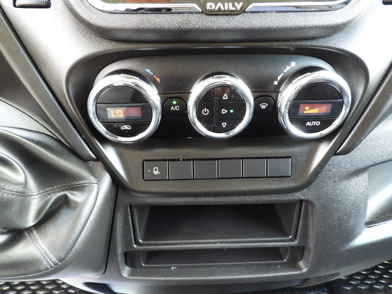 Tenteli kamyonet IVECO DAILY 35S18 TARPAULIN 10 PALLETS WEBASTO CRUISE CONTROL NAVIGATION LED LIGHTS AIR CONDITIONING  180HP: fotoğraf 38