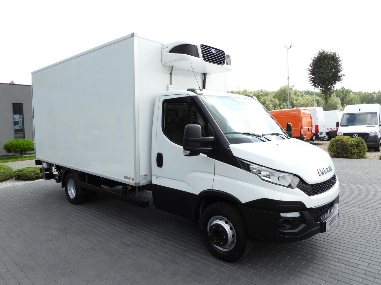 IVECO DAILY 70C17 REFRIGERATOR 1*C LIFT 10 PALLETS POWER SUPPLY 230V CRUISE CONTROL AIR CONDITIONING PNEUMATICS AUTOMATIC TRANSMISSION HI-MATIC TWIN WHEELS 170HP - Refrijeratör kamyon: fotoğraf 4 IVECO DAILY 70C17 REFRIGERATOR 1*C LIFT 10 PALLETS POWER SUPPLY 230V CRUISE CONTROL AIR CONDITIONING PNEUMATICS AUTOMATIC TRANSMISSION HI-MATIC TWIN WHEELS 170HP - Refrijeratör kamyon: fotoğraf 4