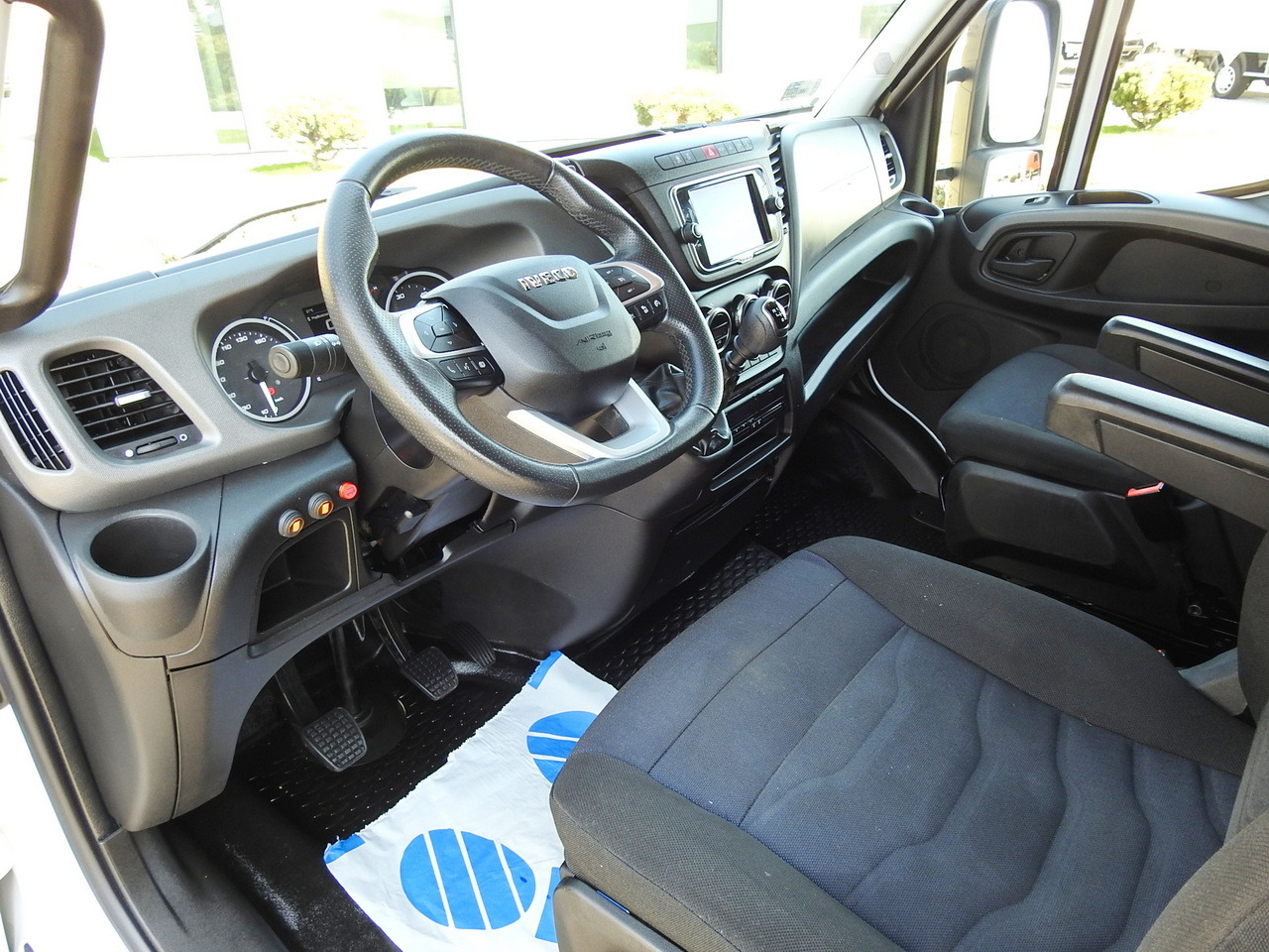 IVECO DAILY 70C18 BOX LIFT 14 PALLETS WEBASTO CRUISE CONTROL NAVIGATION LED LIGHTS TWIN WHEELS AIR CONDITIONING 180HP - Kapalı kasa kamyonet: fotoğraf 2 IVECO DAILY 70C18 BOX LIFT 14 PALLETS WEBASTO CRUISE CONTROL NAVIGATION LED LIGHTS TWIN WHEELS AIR CONDITIONING 180HP - Kapalı kasa kamyonet: fotoğraf 2