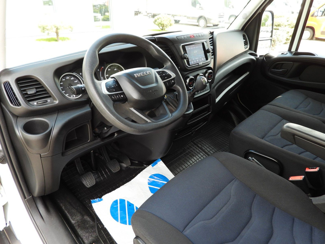Iveco DAILY 35C16 KOFFER AUFZUG 8 PALETTEN TEMPOMAT Iveco DAILY 35C16 KOFFER AUFZUG 8 PALETTEN TEMPOMAT - Kapalı kasa kamyonet: fotoğraf 2 Iveco DAILY 35C16 KOFFER AUFZUG 8 PALETTEN TEMPOMAT Iveco DAILY 35C16 KOFFER AUFZUG 8 PALETTEN TEMPOMAT - Kapalı kasa kamyonet: fotoğraf 2