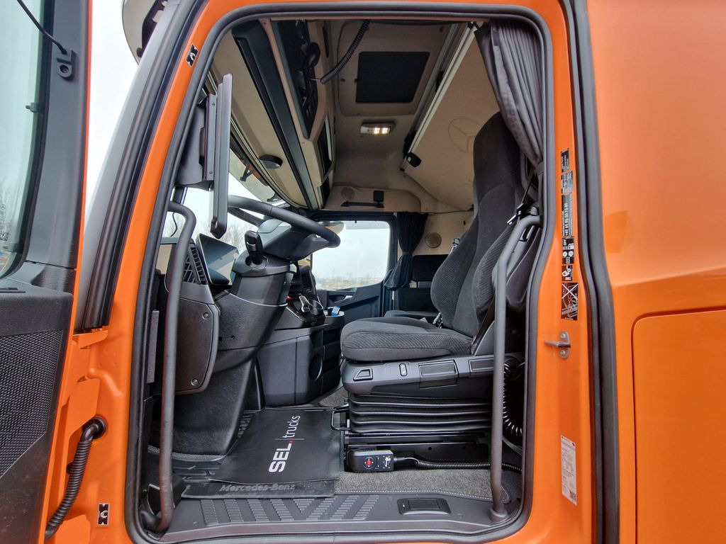 İç mekan fotoğrafi 1: Tenteli kamyon Mercedes-Benz Actros 2548 / Retarder / Aluklappen / Euro 6E Mercedes-Benz Actros 2548 / Retarder / Aluklappen / Euro 6E