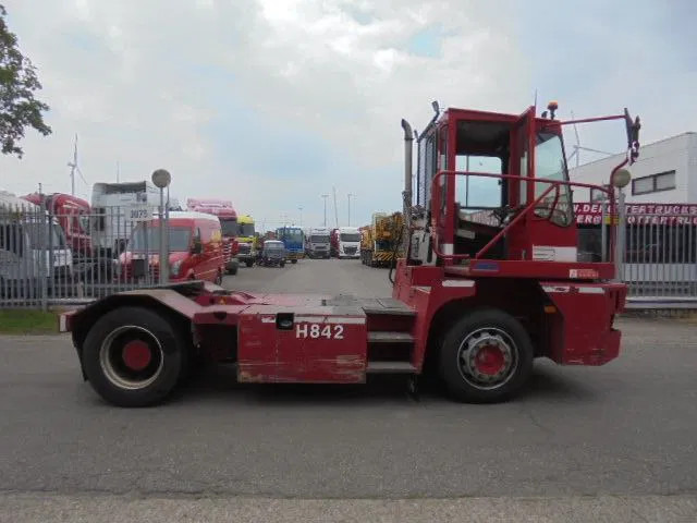 MOL YM 225/4X2 40 KM/H - Terminal çekiciler: fotoğraf 4 MOL YM 225/4X2 40 KM/H - Terminal çekiciler: fotoğraf 4