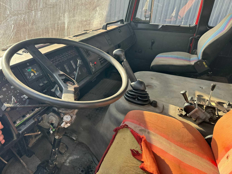 İç mekan fotoğrafi 1: Damperli kamyon Iveco Magirus 190-32, 4x4, V10