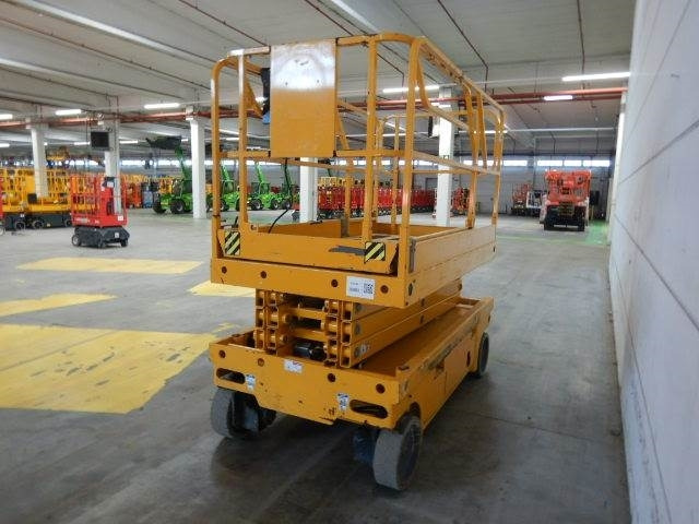 Haulotte Compact 10 - Makasli platform: fotoğraf 4 Haulotte Compact 10 - Makasli platform: fotoğraf 4