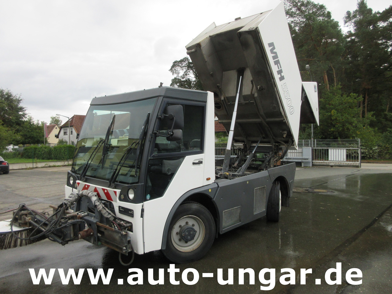 Aebi MFH 5500 Baujahr 2012 Euro 5 Kehrmaschine mit Hochentleerung - Yol süpürme aracı: fotoğraf 3 Aebi MFH 5500 Baujahr 2012 Euro 5 Kehrmaschine mit Hochentleerung - Yol süpürme aracı: fotoğraf 3