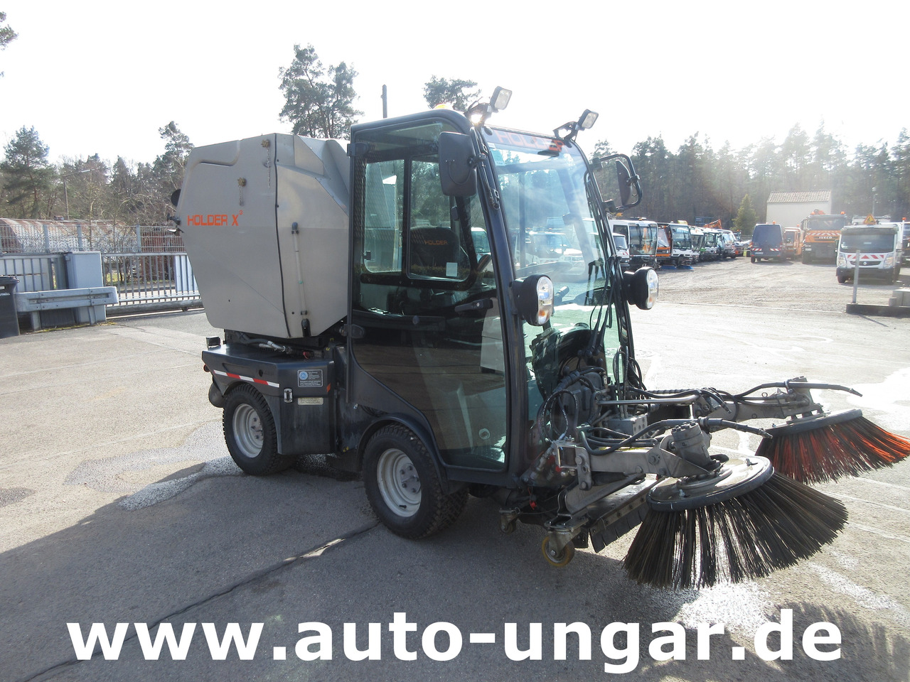 Holder X45 Kubota Diesel Motor Baujahr 2019 Allrad Kehrmaschine Geräteträger - Belediye traktör: fotoğraf 1 Holder X45 Kubota Diesel Motor Baujahr 2019 Allrad Kehrmaschine Geräteträger - Belediye traktör: fotoğraf 1