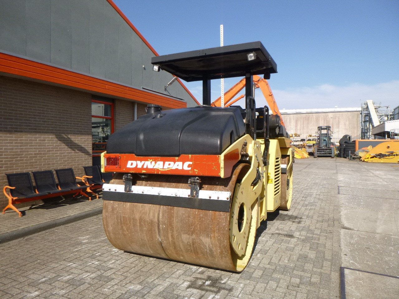 DYNAPAC CC432V - Yol silindiri: fotoğraf 4 DYNAPAC CC432V - Yol silindiri: fotoğraf 4