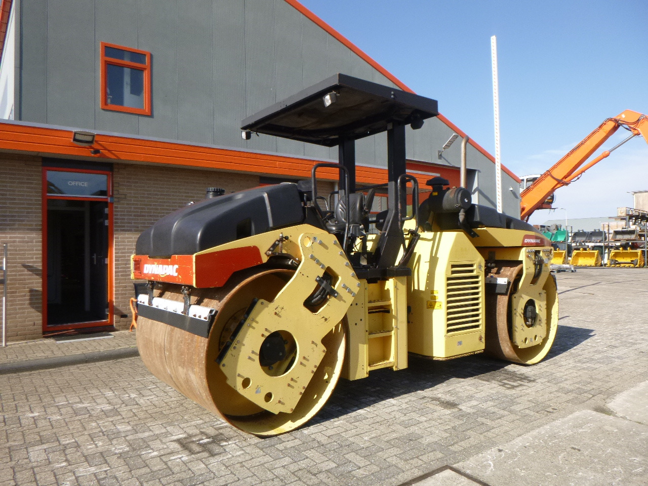 DYNAPAC CC432V - Yol silindiri: fotoğraf 3 DYNAPAC CC432V - Yol silindiri: fotoğraf 3