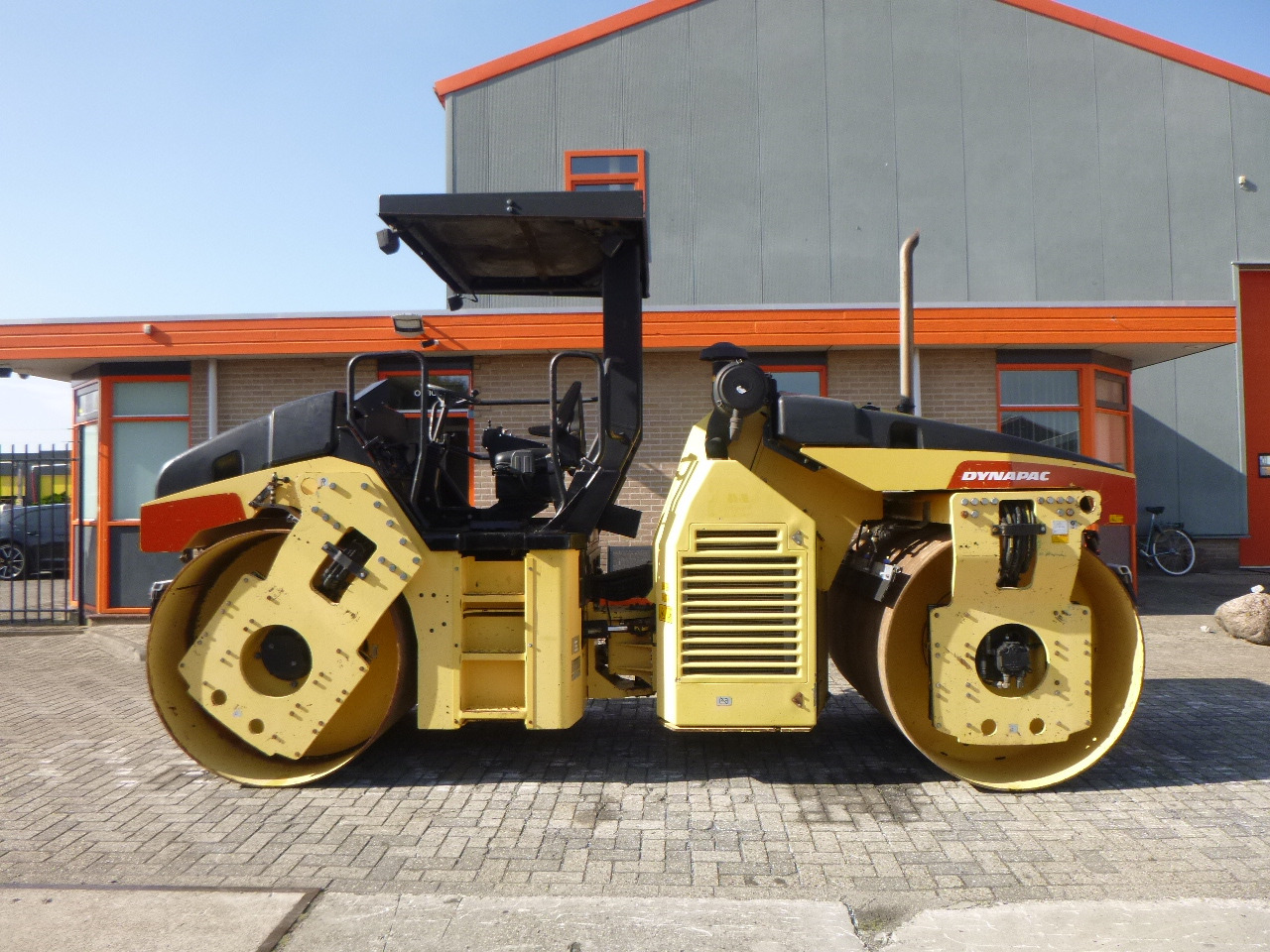 DYNAPAC CC432V - Yol silindiri: fotoğraf 1 DYNAPAC CC432V - Yol silindiri: fotoğraf 1