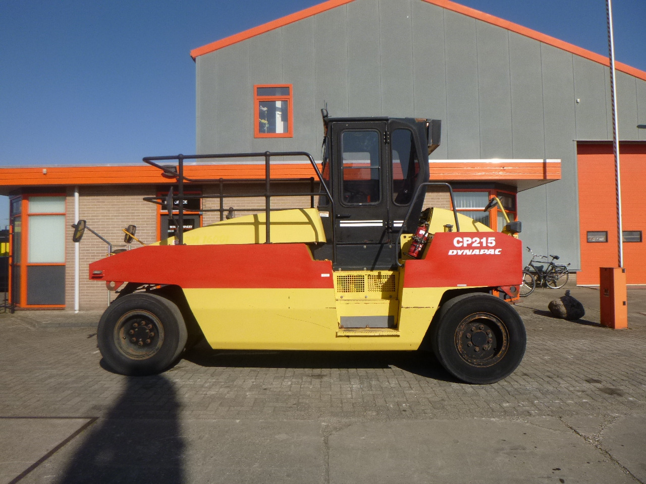 DYNAPAC CP215(HITACHI) - Lastik tekerlekli silindir: fotoğraf 1 DYNAPAC CP215(HITACHI) - Lastik tekerlekli silindir: fotoğraf 1