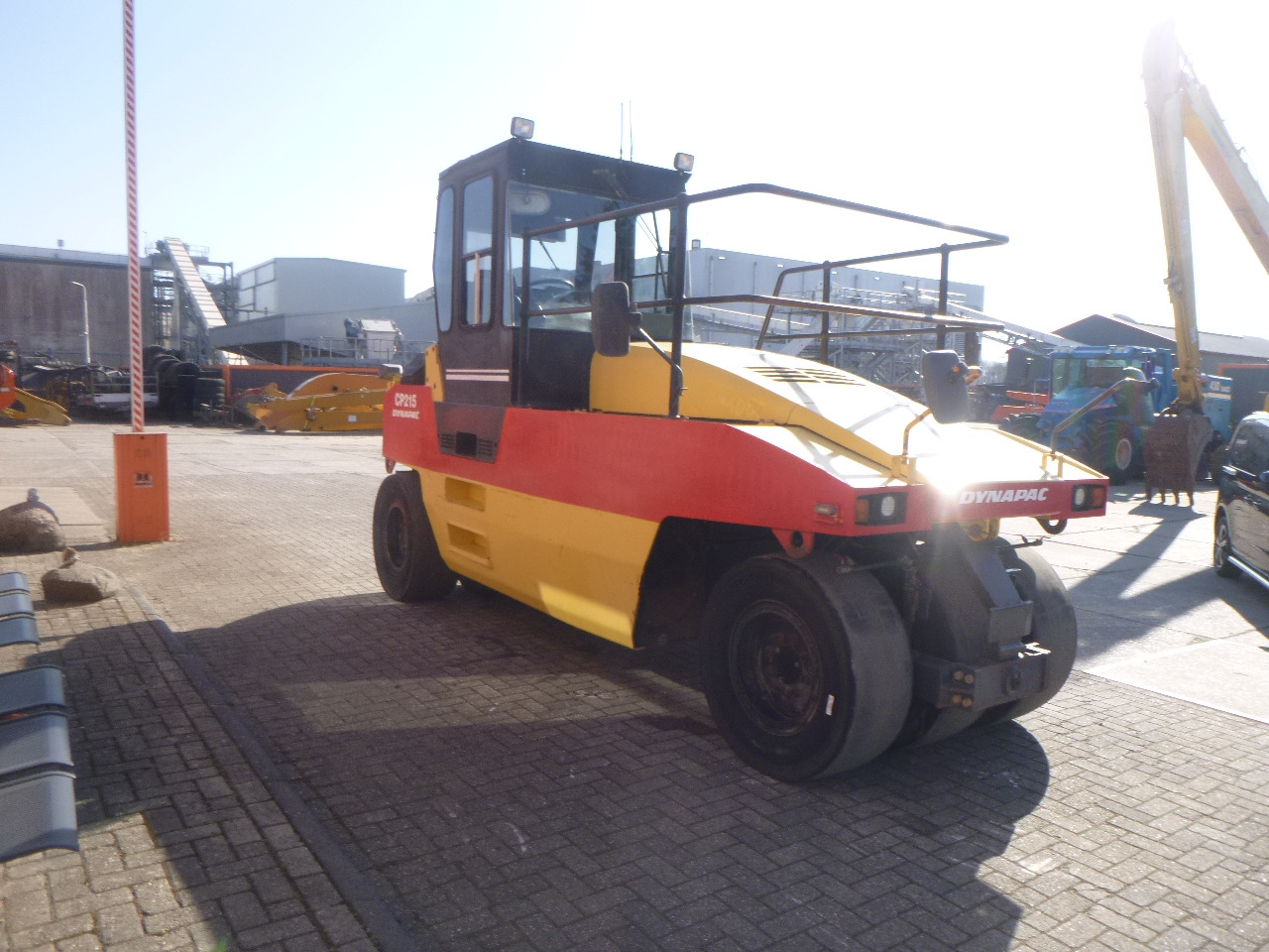 DYNAPAC CP215(HITACHI) - Lastik tekerlekli silindir: fotoğraf 5 DYNAPAC CP215(HITACHI) - Lastik tekerlekli silindir: fotoğraf 5