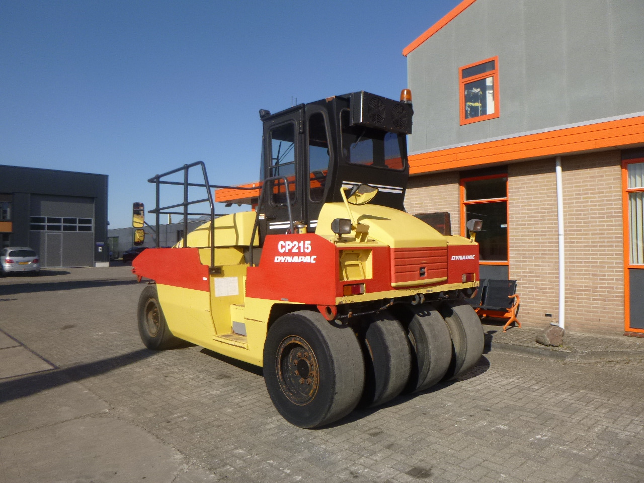 DYNAPAC CP215(HITACHI) - Lastik tekerlekli silindir: fotoğraf 2 DYNAPAC CP215(HITACHI) - Lastik tekerlekli silindir: fotoğraf 2