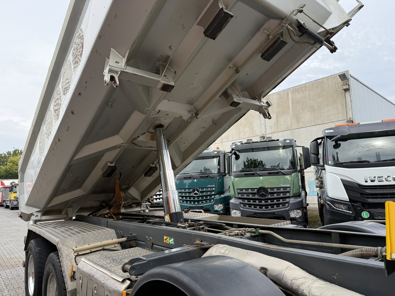 Mercedes-Benz Arocs 3245 K 8X4 - Damperli kamyon: fotoğraf 2 Mercedes-Benz Arocs 3245 K 8X4 - Damperli kamyon: fotoğraf 2