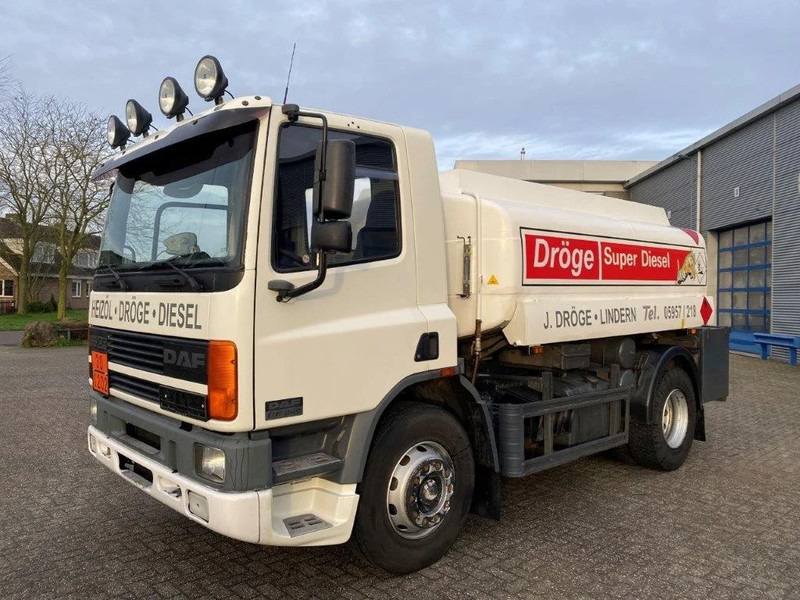 DAF 65CF-240 / FULL STEEL / POMP / 3 COMPARTIMENTS / 8350 LITER / ONLY:25969 KM / EURO-2 / MANUAL / GOOD CONDITION - Tanker kamyon: fotoğraf 1 DAF 65CF-240 / FULL STEEL / POMP / 3 COMPARTIMENTS / 8350 LITER / ONLY:25969 KM / EURO-2 / MANUAL / GOOD CONDITION - Tanker kamyon: fotoğraf 1