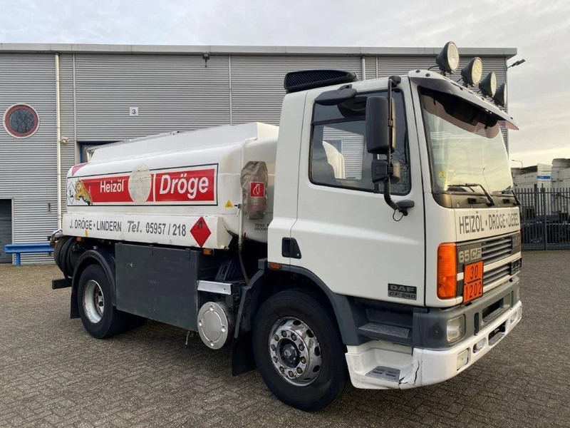 DAF 65CF-240 / FULL STEEL / POMP / 3 COMPARTIMENTS / 8350 LITER / ONLY:25969 KM / EURO-2 / MANUAL / GOOD CONDITION - Tanker kamyon: fotoğraf 2 DAF 65CF-240 / FULL STEEL / POMP / 3 COMPARTIMENTS / 8350 LITER / ONLY:25969 KM / EURO-2 / MANUAL / GOOD CONDITION - Tanker kamyon: fotoğraf 2