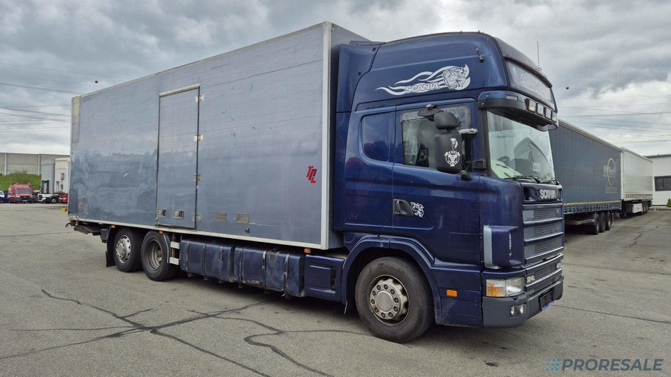 SCANIA R124 LB 6X2 EURO 3 - skříňový + hydraulické čelo - Kapalı kasa kamyon: fotoğraf 1 SCANIA R124 LB 6X2 EURO 3 - skříňový + hydraulické čelo - Kapalı kasa kamyon: fotoğraf 1