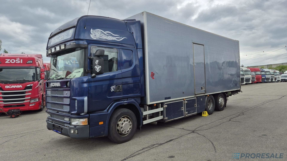SCANIA R124 LB 6X2 EURO 3 - skříňový + hydraulické čelo - Kapalı kasa kamyon: fotoğraf 2 SCANIA R124 LB 6X2 EURO 3 - skříňový + hydraulické čelo - Kapalı kasa kamyon: fotoğraf 2