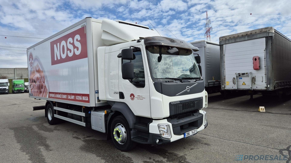 VOLVO FL 250 BB EURO 6 - mrazírna + CARRIER XARIOS 600 EL MAXI - Refrijeratör kamyon: fotoğraf 1 VOLVO FL 250 BB EURO 6 - mrazírna + CARRIER XARIOS 600 EL MAXI - Refrijeratör kamyon: fotoğraf 1
