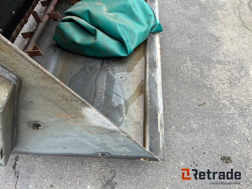 Fjærås 600/1350 liftophængt selvlæssende salt/grusudlægger. - İnşaat ekipmanı: fotoğraf 4 Fjærås 600/1350 liftophængt selvlæssende salt/grusudlægger. - İnşaat ekipmanı: fotoğraf 4