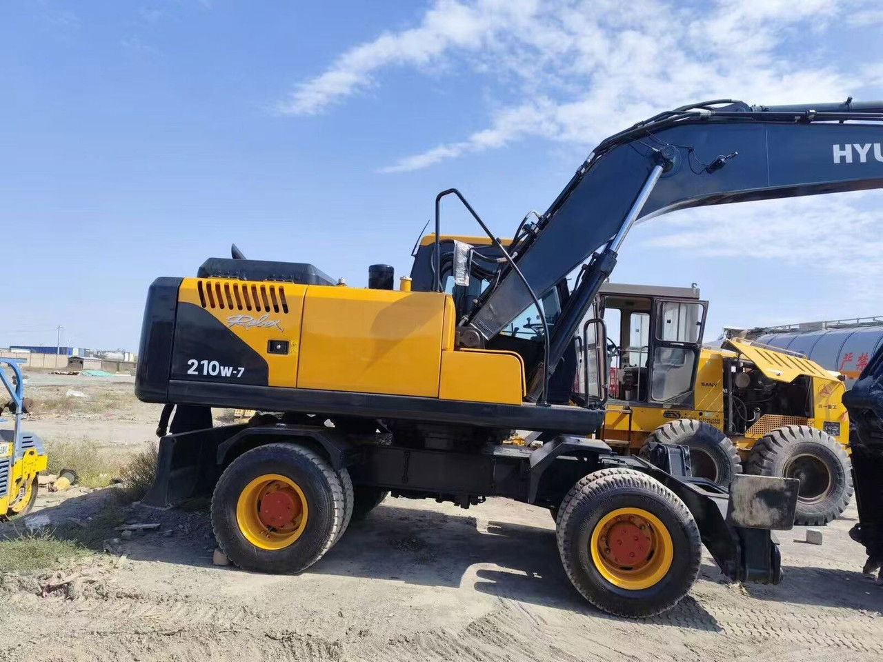 Hyundai R210-7 - Tekerlekli ekskavatör: fotoğraf 1 Hyundai R210-7 - Tekerlekli ekskavatör: fotoğraf 1