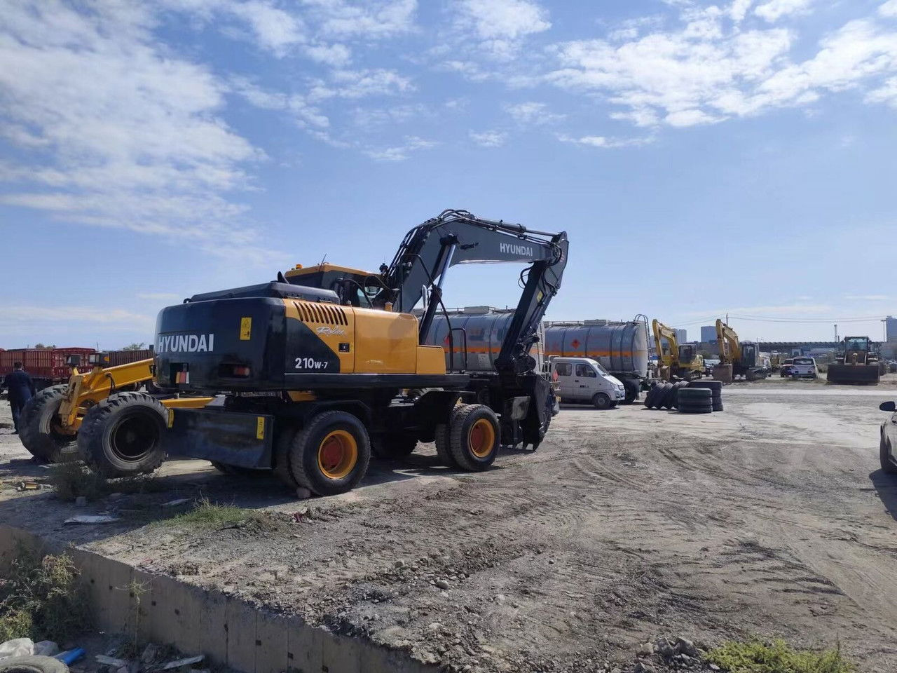 Hyundai R210-7 - Tekerlekli ekskavatör: fotoğraf 4 Hyundai R210-7 - Tekerlekli ekskavatör: fotoğraf 4