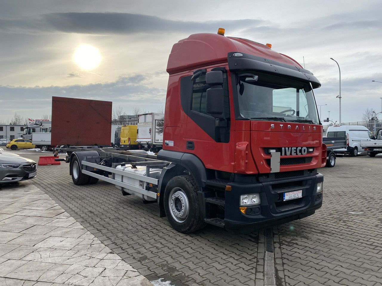 IVECO Iveco Stralis 360 AT 190 / Euro 5 / NEW Service / Long Frame - Şasi kamyon: fotoğraf 1 IVECO Iveco Stralis 360 AT 190 / Euro 5 / NEW Service / Long Frame - Şasi kamyon: fotoğraf 1