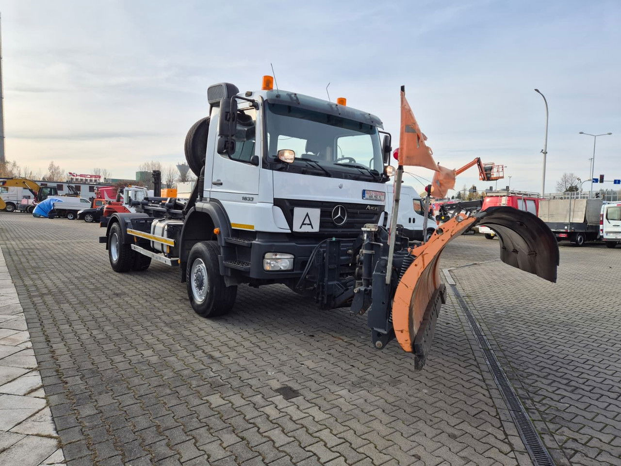 Mercedes-Benz Axor 1833 4X4 / Serviced / Schmidt Plow - Kancalı yükleyici kamyon: fotoğraf 4 Mercedes-Benz Axor 1833 4X4 / Serviced / Schmidt Plow - Kancalı yükleyici kamyon: fotoğraf 4