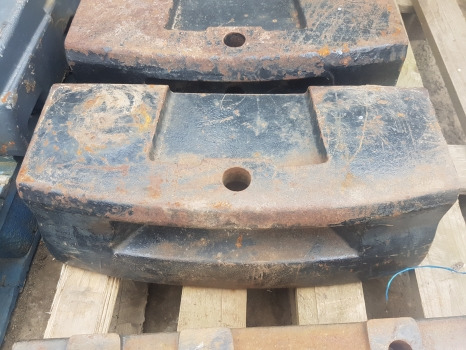 New Holland  Tm, Ts, 60 Series Main Weight Carrier Block 82026907, 82014593 - Denge ağırlık - Tarım araçları: fotoğraf 1 New Holland  Tm, Ts, 60 Series Main Weight Carrier Block 82026907, 82014593 - Denge ağırlık - Tarım araçları: fotoğraf 1
