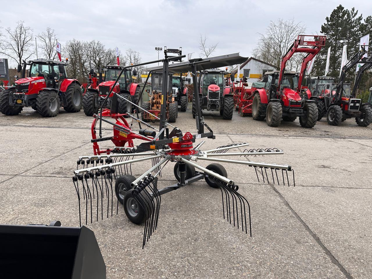 Massey Ferguson 381 DN - Ot toplama tırmığı: fotoğraf 2 Massey Ferguson 381 DN - Ot toplama tırmığı: fotoğraf 2