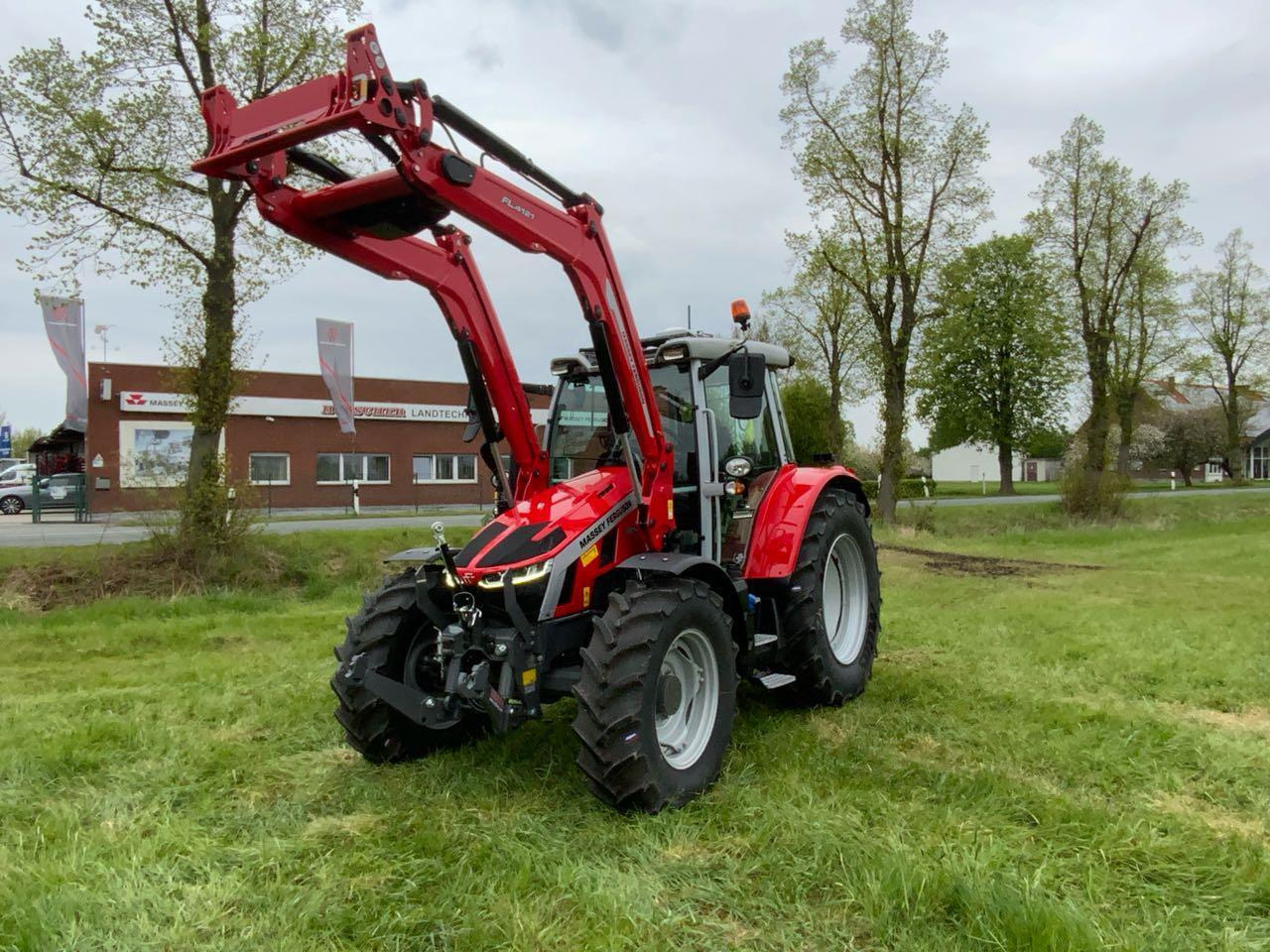 Massey Ferguson MF 5S.135 DYNA-6 - Traktör: fotoğraf 1 Massey Ferguson MF 5S.135 DYNA-6 - Traktör: fotoğraf 1
