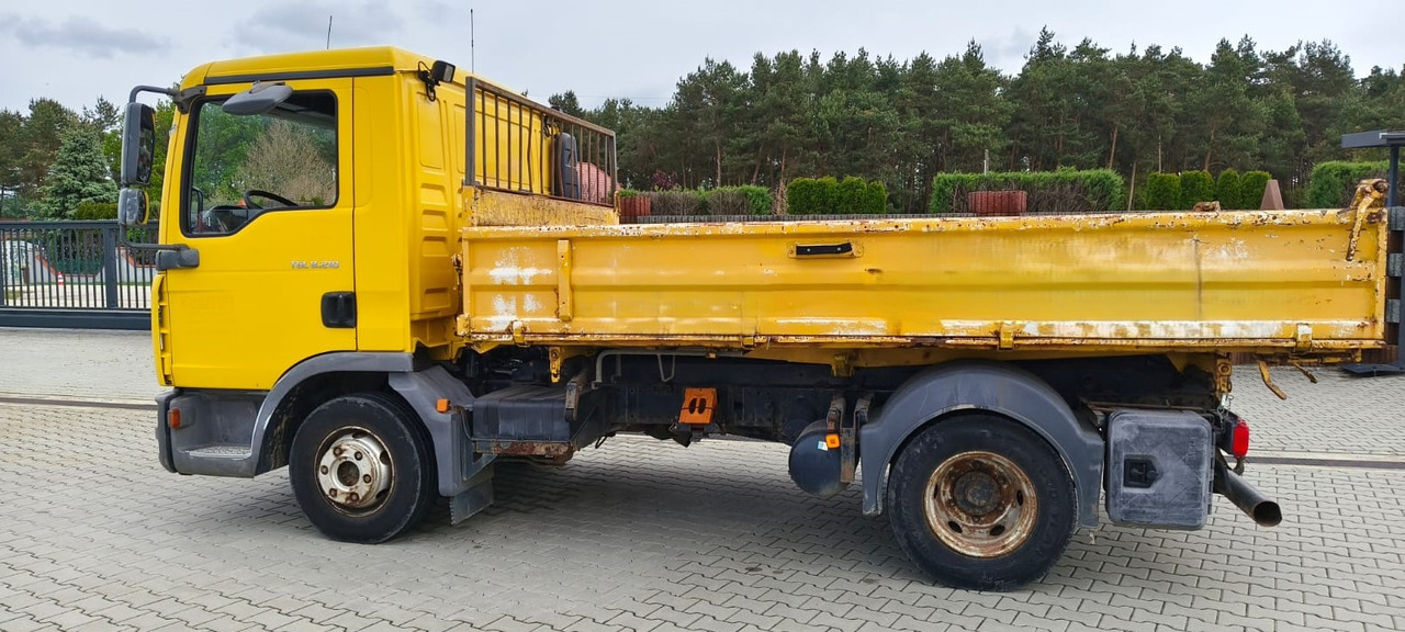 MAN TGL 8.210 * 2007 * 3-stronny KIPER * NOWE OPONY * MANUAL * RESOR * 3 MIEJSCA - Damperli kamyon: fotoğraf 3 MAN TGL 8.210 * 2007 * 3-stronny KIPER * NOWE OPONY * MANUAL * RESOR * 3 MIEJSCA - Damperli kamyon: fotoğraf 3