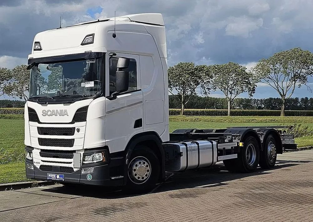 Scania R450 6x2 – / Pojazd do zabudów wymiennych / Automat / Euro 6/ liftowa trzecia oś, zawieszenie pneumatyczne + resory - Şasi kamyon: fotoğraf 2 Scania R450 6x2 – / Pojazd do zabudów wymiennych / Automat / Euro 6/ liftowa trzecia oś, zawieszenie pneumatyczne + resory - Şasi kamyon: fotoğraf 2