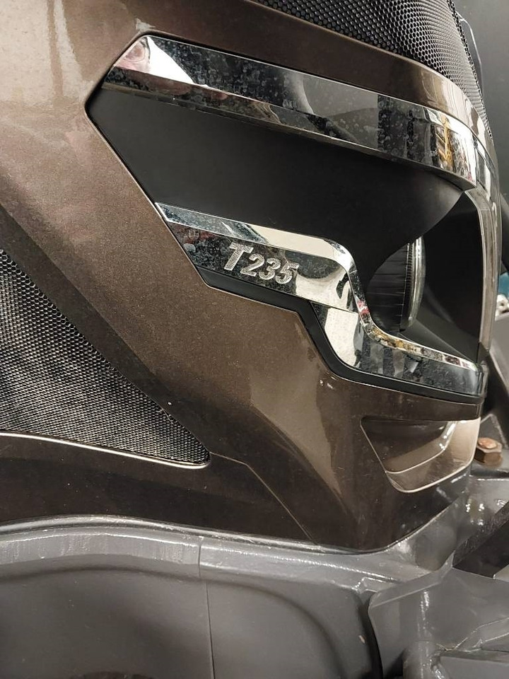 Valtra T 235 - Traktör: fotoğraf 5 Valtra T 235 - Traktör: fotoğraf 5