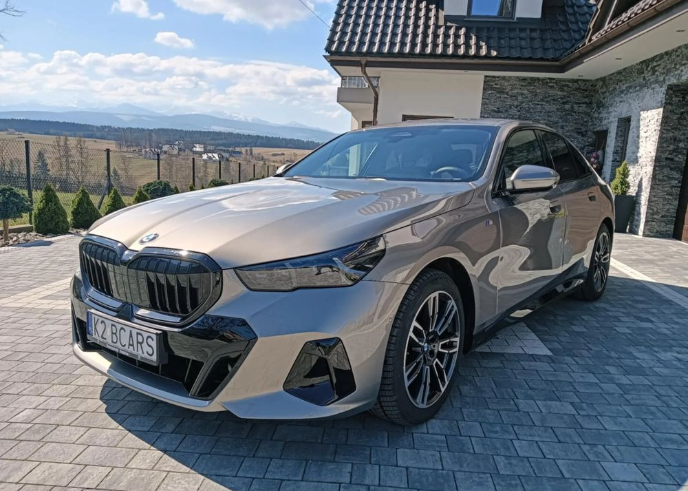 BMW Seria 5 - Sedan araba: fotoğraf 1 BMW Seria 5 - Sedan araba: fotoğraf 1
