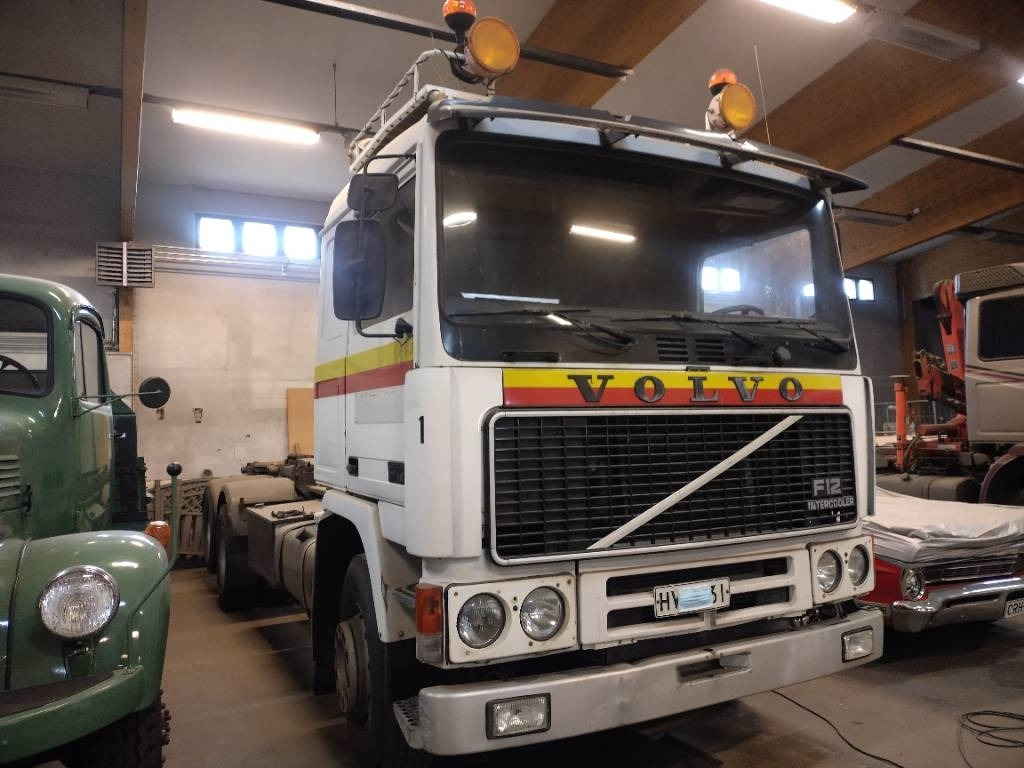 Volvo F12 6x2 ketjulaitteilla, Museointiin - Hidrolift kamyon: fotoğraf 2 Volvo F12 6x2 ketjulaitteilla, Museointiin - Hidrolift kamyon: fotoğraf 2