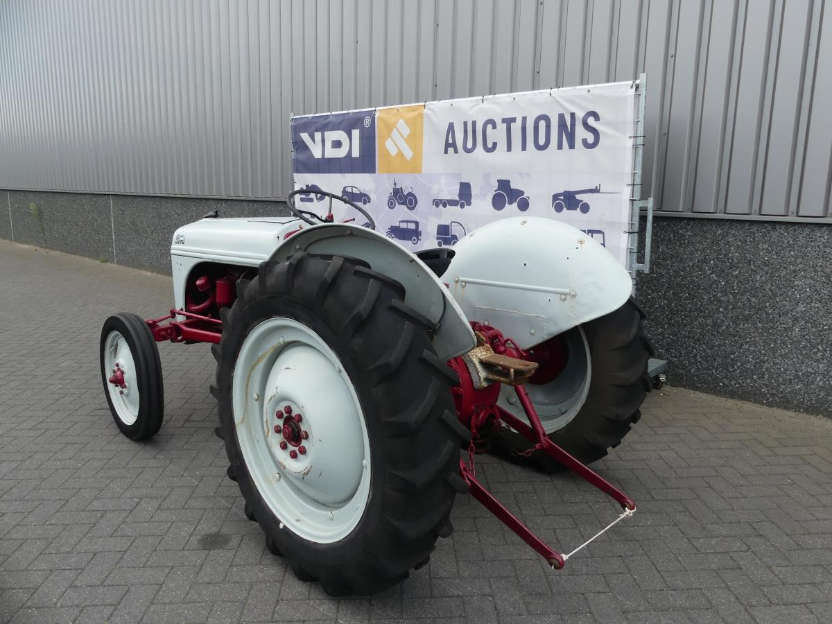 Ford 8N, Dearborn - Traktör: fotoğraf 5 Ford 8N, Dearborn - Traktör: fotoğraf 5