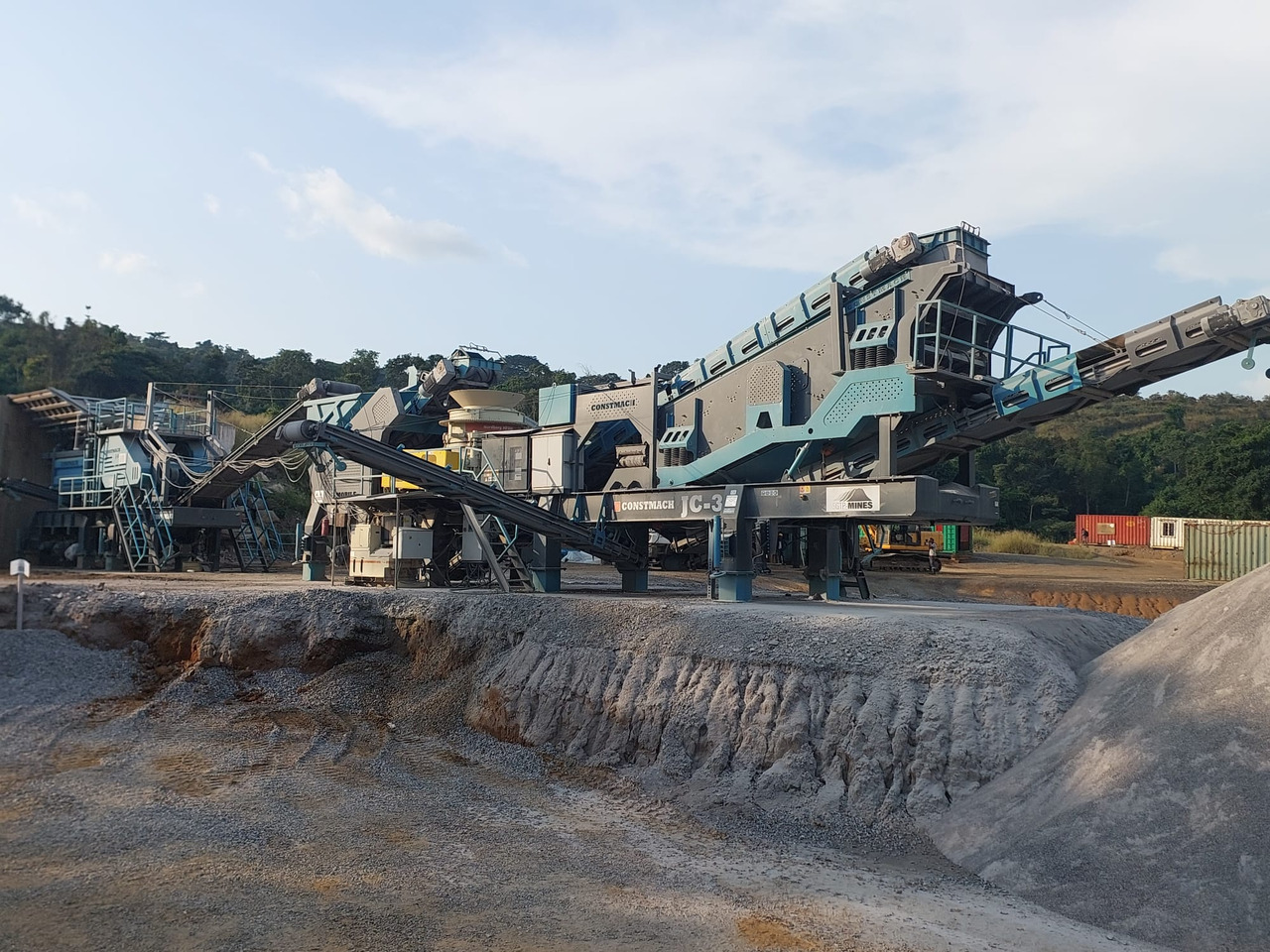 Constmach Mobile Jaw Crushing Plant With A Capacity Of 250 To 300 T/h - Mobil konkasör tesisi: fotoğraf 1 Constmach Mobile Jaw Crushing Plant With A Capacity Of 250 To 300 T/h - Mobil konkasör tesisi: fotoğraf 1