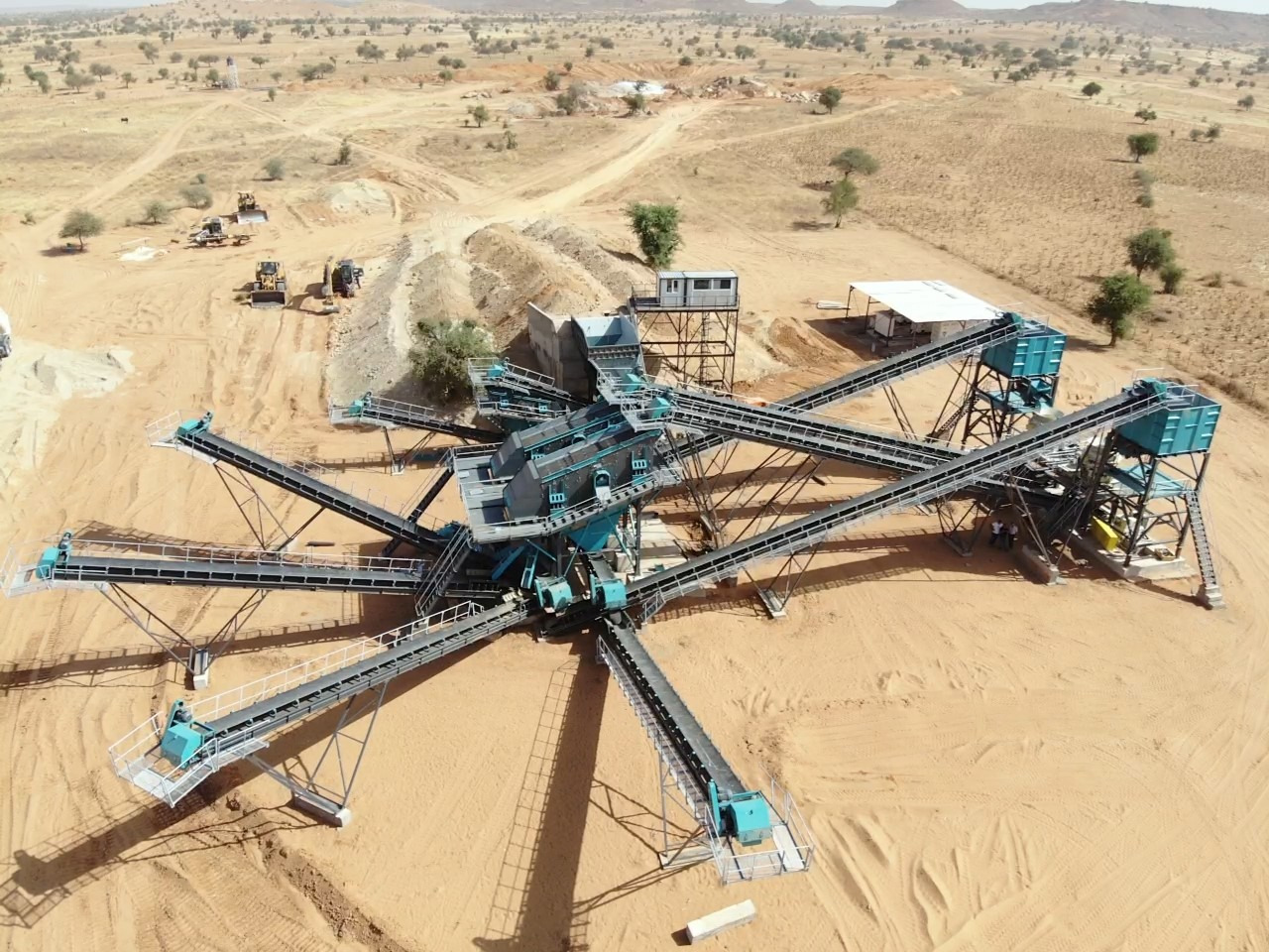 Constmach Stationary Basalt Stone Crushing Plant 250-300 Tph - Konkasör tesisi: fotoğraf 3 Constmach Stationary Basalt Stone Crushing Plant 250-300 Tph - Konkasör tesisi: fotoğraf 3