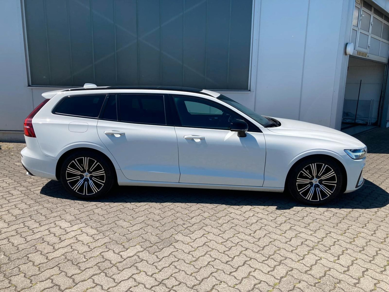 Volvo V60 B4 (Diesel) R Design (Standheiz, AHK, Pano) - Binek araba: fotoğraf 2 Volvo V60 B4 (Diesel) R Design (Standheiz, AHK, Pano) - Binek araba: fotoğraf 2