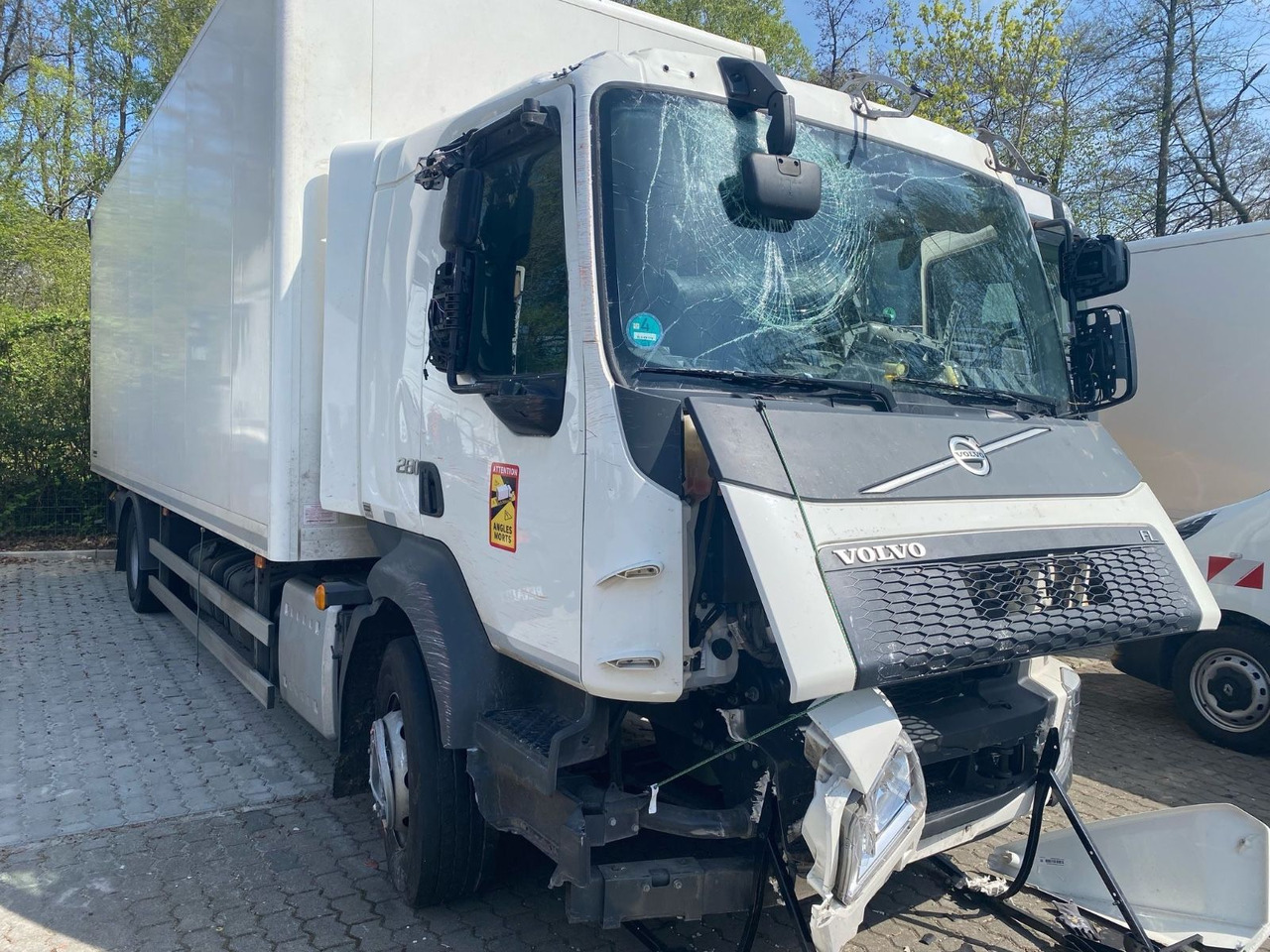 Volvo FL 16.280 Koffer Unfallschaden - Kapalı kasa kamyon: fotoğraf 4 Volvo FL 16.280 Koffer Unfallschaden - Kapalı kasa kamyon: fotoğraf 4