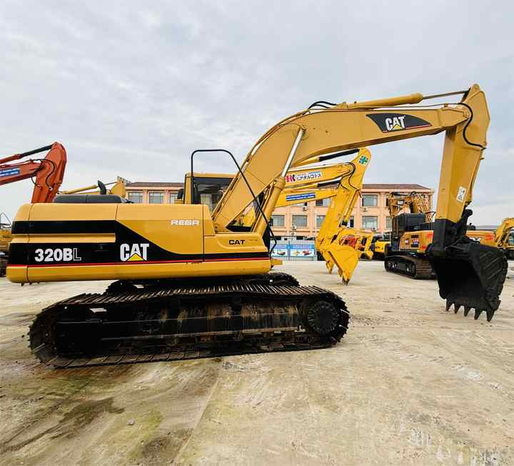 Caterpillar/cat Medium Used Excavator 20t Cat 320b,320c,320d Excavating Equipment With 0.8,1.0,1.2 Cbm Bucket Size In Shanghai - Paletli ekskavatör: fotoğraf 1 Caterpillar/cat Medium Used Excavator 20t Cat 320b,320c,320d Excavating Equipment With 0.8,1.0,1.2 Cbm Bucket Size In Shanghai - Paletli ekskavatör: fotoğraf 1