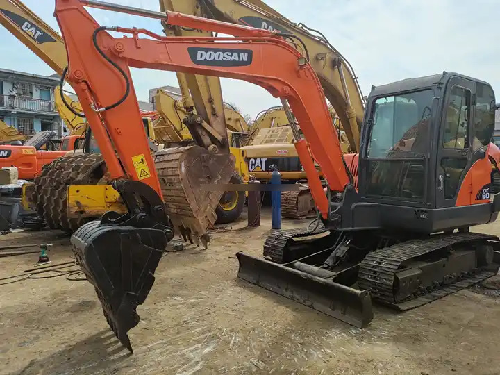 Doosan DX60 Mini Wheel Excavator for Sale Provided Korea Good Construction Original Korea Doosan Engine 6 T,6 Ton in stock - Paletli ekskavatör: fotoğraf 5 Doosan DX60 Mini Wheel Excavator for Sale Provided Korea Good Construction Original Korea Doosan Engine 6 T,6 Ton in stock - Paletli ekskavatör: fotoğraf 5