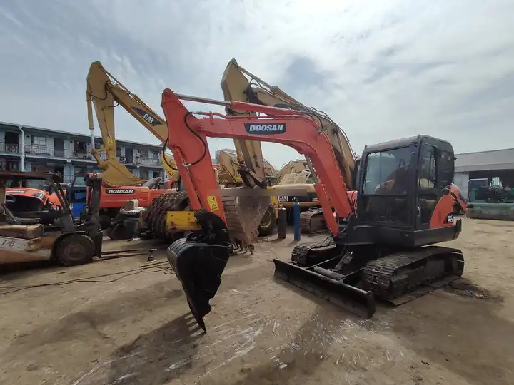 Doosan DX60 Mini Wheel Excavator for Sale Provided Korea Good Construction Original Korea Doosan Engine 6 T,6 Ton in stock - Paletli ekskavatör: fotoğraf 4 Doosan DX60 Mini Wheel Excavator for Sale Provided Korea Good Construction Original Korea Doosan Engine 6 T,6 Ton in stock - Paletli ekskavatör: fotoğraf 4