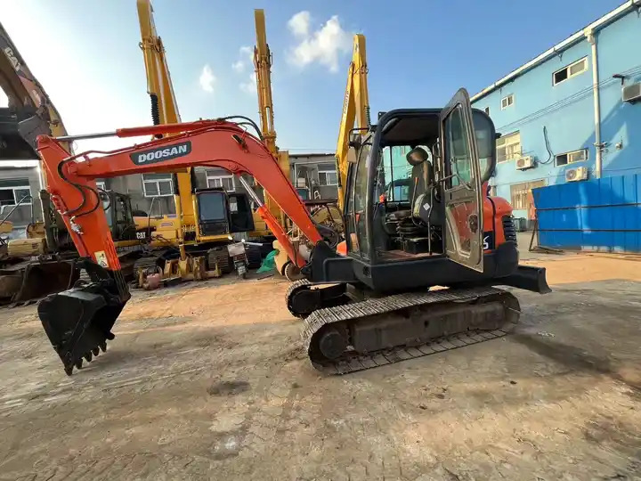 Original Top Sale High Performance Slightly Used Doosan Dx60 Tracked Excavator For Landscaping In Shanghai - Paletli ekskavatör: fotoğraf 3 Original Top Sale High Performance Slightly Used Doosan Dx60 Tracked Excavator For Landscaping In Shanghai - Paletli ekskavatör: fotoğraf 3