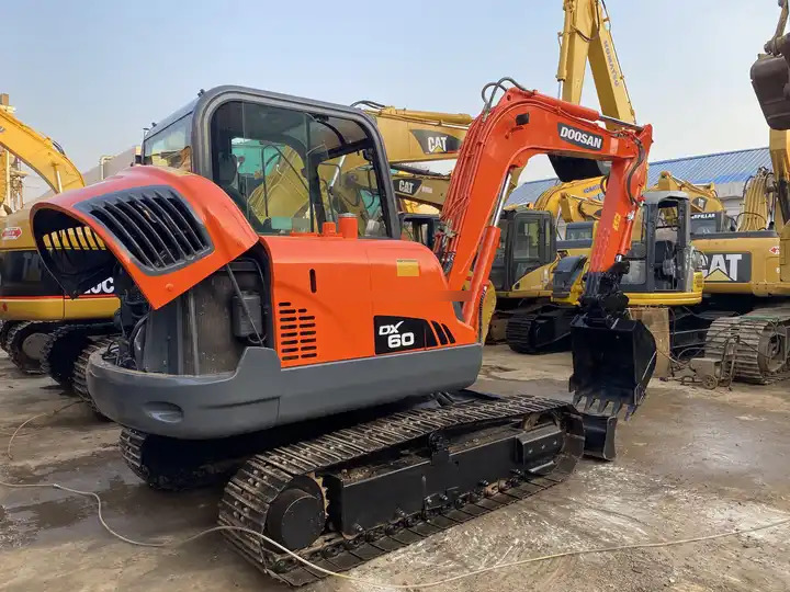 Top Grade In Stock Doosan DX60 Used 6 Ton Hydraulic Crawler Excavator Digger High Quality Factory Price Used 6 Ton - Paletli ekskavatör: fotoğraf 4 Top Grade In Stock Doosan DX60 Used 6 Ton Hydraulic Crawler Excavator Digger High Quality Factory Price Used 6 Ton - Paletli ekskavatör: fotoğraf 4