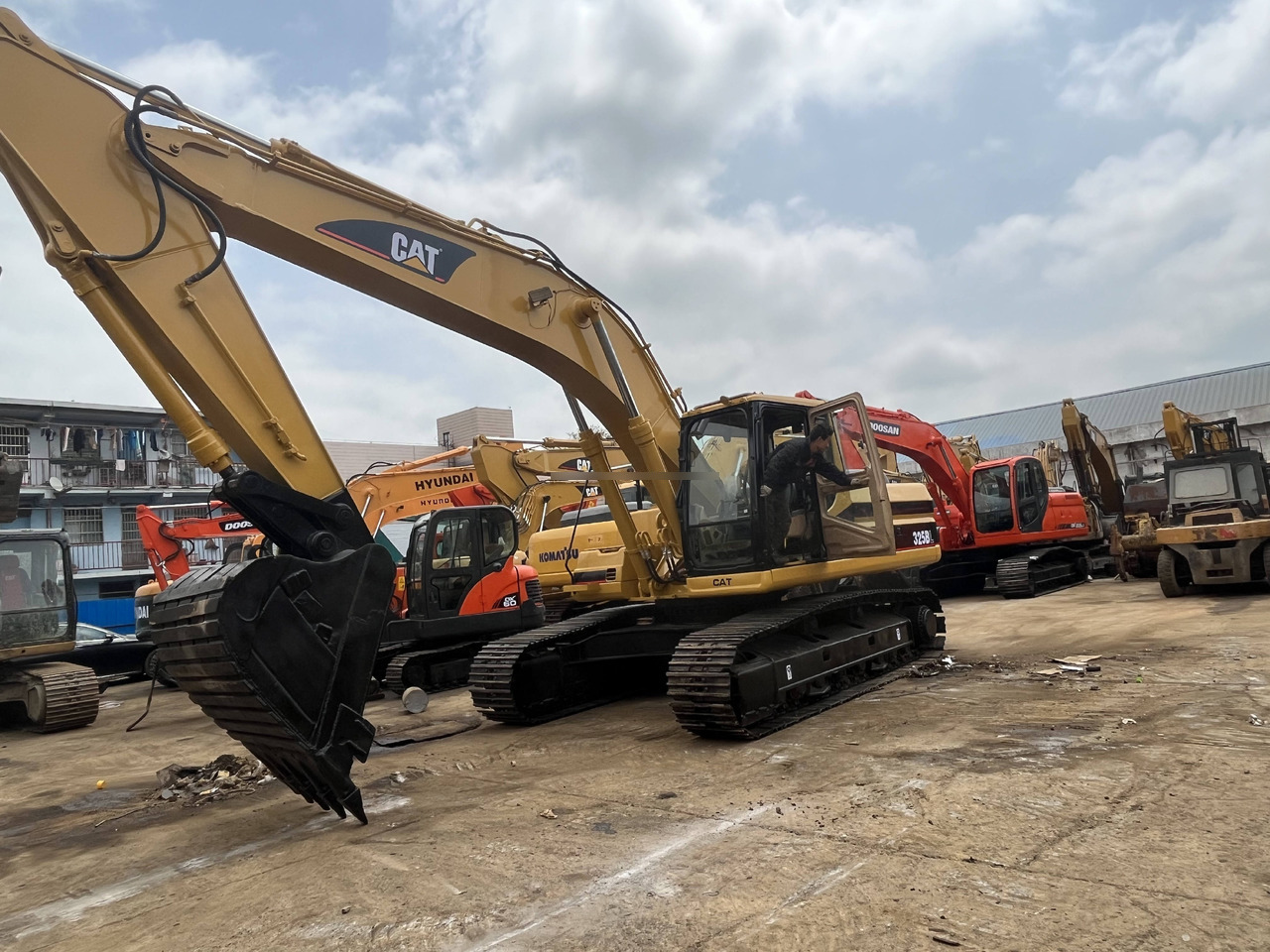 Used Caterpillar excavator CAT 325BL in good condition for sale - Paletli ekskavatör: fotoğraf 4 Used Caterpillar excavator CAT 325BL in good condition for sale - Paletli ekskavatör: fotoğraf 4